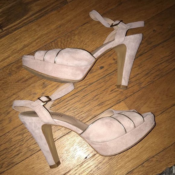 Blush pink Suede peep toe pumps with gold accent - Picture 1 of 4